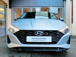 78000 : Hyundai Versailles - SOCOHY - HYUNDAI i20 - i20 - Sleek Silver Métal - Traction - Essence/Micro-Hybride