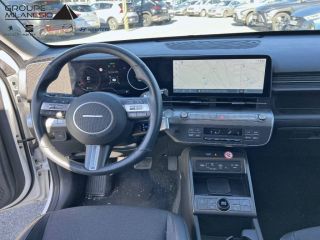13730 : Hyundai Marignane - Cap Milanesio - HYUNDAI KONA Creative - KONA II - ATLAS WHITE - Automate sequentiel - Essence / Courant électrique