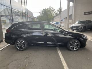 45000 : Hyundai Orléans Motors - HYUNDAI i30 SW - i30 SW - Abyss Black métal - Traction - Essence