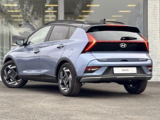 57200 : Hyundai Sarreguemines - Theobald Automobiles - HYUNDAI Bayon - Bayon - Meta Blue Métal/Toit+rétros Black - Traction - Essence