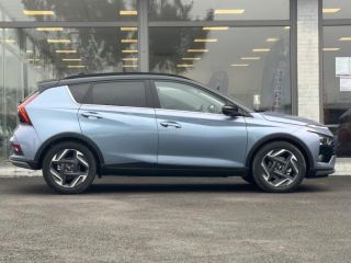 57200 : Hyundai Sarreguemines - Theobald Automobiles - HYUNDAI Bayon - Bayon - Meta Blue Métal/Toit+rétros Black - Traction - Essence