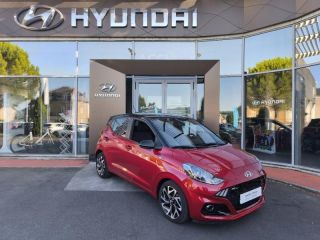 19100 : Hyundai Brive-la-Gaillarde - Garage Pouget - HYUNDAI i10 - i10 - Dragon Red Métal/Toit/rétros Black - Traction - Essence