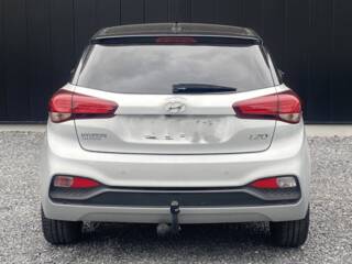 57685 : Hyundai Metz - Theobald Automobiles - HYUNDAI i20 - i20 - Sleek Silver Métal - Traction - Essence