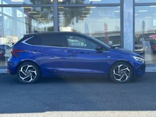 57200 : Hyundai Sarreguemines - Theobald Automobiles - HYUNDAI i20 - i20 - Intense Blue Métal/Toit/rétro Black - Traction - Essence/Micro-Hybride