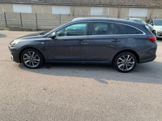 56000 : Hyundai Vannes - Park Lann Automobiles - HYUNDAI i30 SW - i30 SW - Dark Knight Métal - Traction - Essence/Micro-Hybride