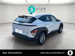 33140 : Hyundai - Sipa Automobiles – Bordeaux Sud - Villenave d’Ornon - HYUNDAI KONA Intuitive - KONA II - ATLAS WHITE - Automate sequentiel - Essence / Courant électrique