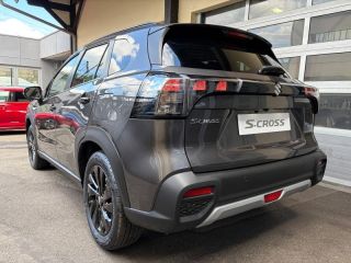 78000 : Hyundai Versailles - SOCOHY - SUZUKI S-Cross - S-Cross - Titan Dark Gray métallisée - Transmission intégrale - Essence/Micro-Hybride