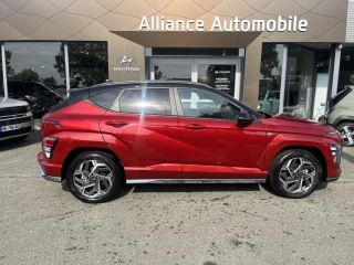 28600 : Hyundai Chartres - Alliance Automobile - HYUNDAI Kona - Kona - Ultimate Red métallisé/Toit/rétros Black - Traction - Hybride : Essence/Electrique