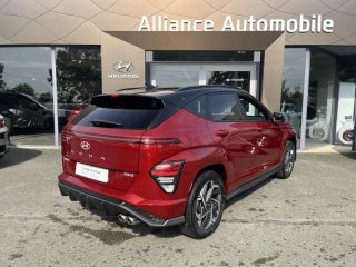 28600 : Hyundai Chartres - Alliance Automobile - HYUNDAI Kona - Kona - Ultimate Red métallisé/Toit/rétros Black - Traction - Hybride : Essence/Electrique