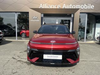 28600 : Hyundai Chartres - Alliance Automobile - HYUNDAI Kona - Kona - Ultimate Red métallisé/Toit/rétros Black - Traction - Hybride : Essence/Electrique