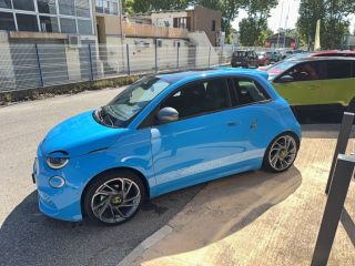04100 : Hyundai Manosque - Pedinielli - ABARTH 500e Scorpionissima - ABARTH 500 II ELECTRIQUE - Bleu - Automate à fonct. Continu - Courant électrique